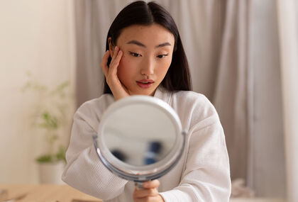 Exfoliant m&eacute;canique vs exfoliant chimique : lequel choisir ?