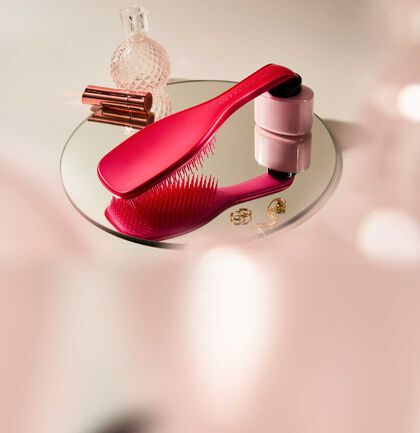 Découvrez la nouvelle teinte rose chromé de la brosse Ultimate Detangler par Tangle Teezer.