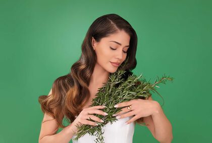 Les bienfaits de l'huile de romarin pour les cheveux