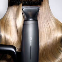 S&egrave;che cheveux Speed avec trousse et spray volume blanc